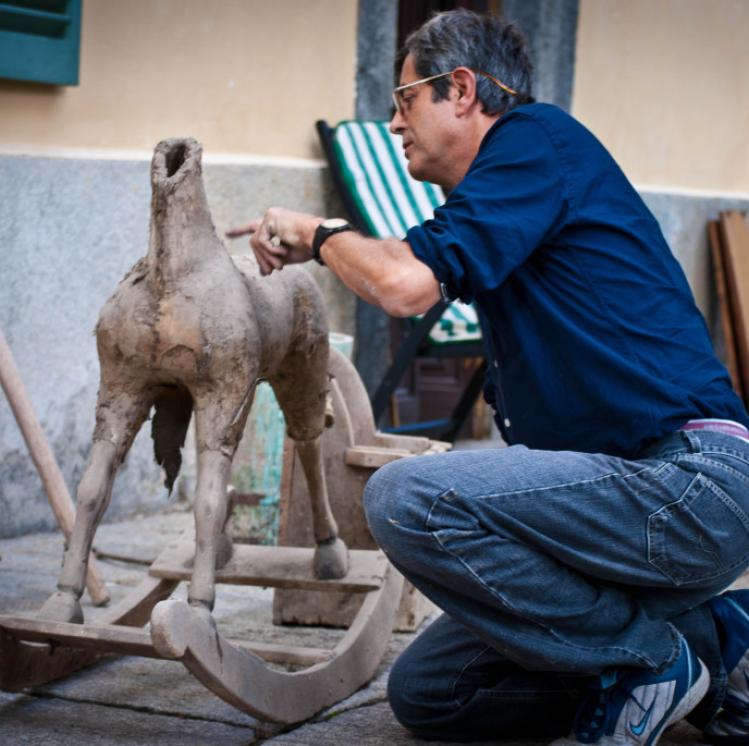 Franco restaura giocattolo