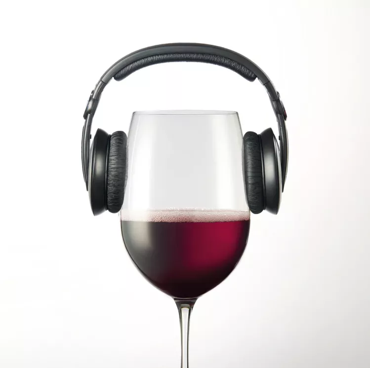 Calice di vino con cuffie musicali