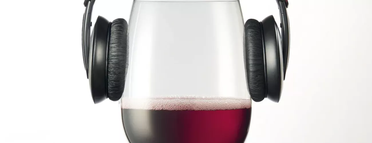 Calice di vino con cuffie musicali